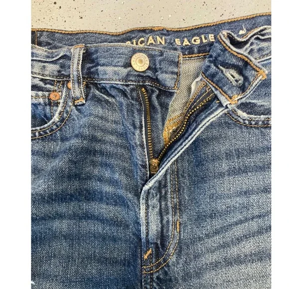 American Eagle 90s Boyfriend Shorts Medium Wash Distressed Denim Size 6 - Picture 7 of 7